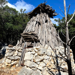 L'architettura, la vegetazione, le specialità locali fanno da contorno ideale ad un intenso trekking di più giorni