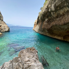 Portu Mudaloru, a small hidden beach on the Selvaggio Blu in Sardinia
