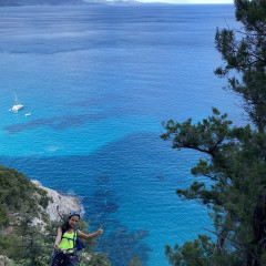 Abseilen beim Selvaggio Blu Trekking auf Sardinien